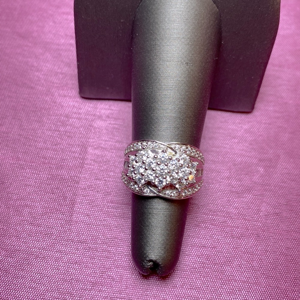 Exquisite Bella Luce white Diamond Simulant Ring!  Round Clusters & Baguette Rim